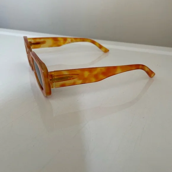 High Fashion Rectangular Sunglasses. - Picture 5 of 6